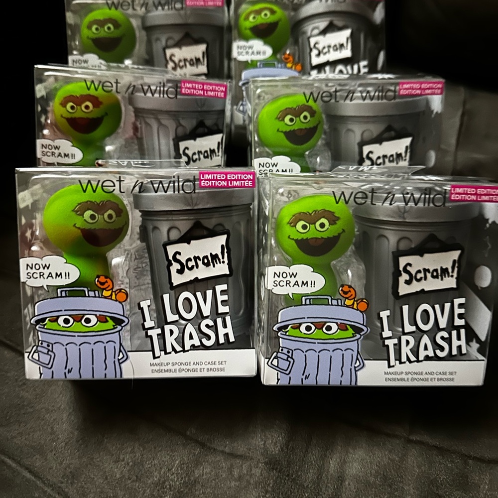 Limited Edition Sesame Street Oscar the grouch Makeup sponge wet n wild NEW